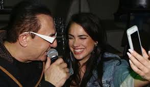 Η κόνι μεταξά έχει τον τρόπο της να κεντρίζει το ενδιαφέρον μας. Ayto Einai To Spiti Poy Menei H Koni Meta3a Mazi Me Ton Leyterh Pantazh Must