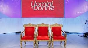 In attesa della nuova messa in onda scopriamo insieme i nuovi tronisti… uomini e donne non ci lascia neanche d'estate. Uomini E Donne Anticipazioni Clamorosa Scelta In Studio Ecco La Verita