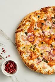 Recette De Pizza Au Saumon Fume Et Crevettes Nordiques Fromages Saputo Recipe Confort Food Food Dessert Recipes