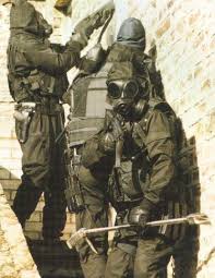 S A S Operators During Training 80 S Wearing The S 10 Gas Mask With Tinted Lens Outserts Sas Special Forces Special Forces Special Air Service