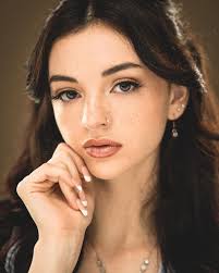 Bella H. Height 5'6 Bust 32 Waist 25 Hips 35