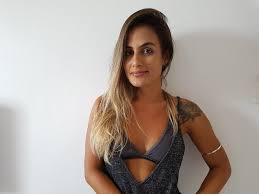 Fio dental feito de cabelo? Bbb19 Carol Peixinho E A Cobra Dessa Edicao Capricho