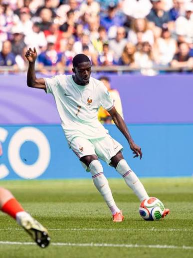 Ousmane Dembélé just scored 3 goals in less than 45 minutes. Left or right  foot, doesn't matter. Pure class from the Globe Soccer Best Men's Player  Award winner.