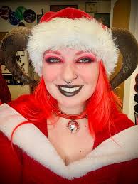 Holiday Season approaches! These Santa Claus and Grinch inspired fits are 