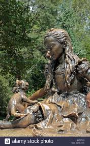 He is an anthropomorphic rabbit that serves as the queen of hearts's royal herald, an obligation to which he is often late. Alice In Wonderland Skulptur Central Park New York Stockfotografie Alamy