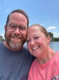 Who pulls their fifth wheel with a ram 2500 6.4 hemi? How's it do?