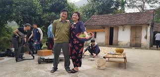 Trong preview tập 7, tận mắt nhìn thấy hoàn ôm ấp cô gái khác, lệ hớt hải chạy về báo tin cho tuyết. Lá»™ Diá»‡n Dan Diá»…n Vien Phim Mua Hoa Tim Láº¡i