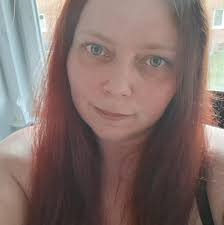 EMMI ALIAS SPHINX Rasse: Windhund Mix Geschlecht: weiblich Geburtsdatum:  ca. 01.09.2020 Emmi oder auch, das kommt davon, wenn man seine Mitarbeiter  allein zuhause lässt. Während ich also gut 200km weit weg vom