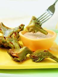 Artischockenherzen Mit Tomaten Knoblauch Aioli Aus Weber S Grillbibel Artischockenherzen Artischocken Rezepte