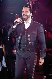 Portar un traje de charro no es para cualquiera. El Universal Espectaculos Chente Hereda Canciones