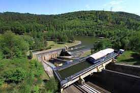 In modern french the term chaise longue can refer to any long. Arzviller Boat Lift Http En Wikipedia Org Wiki Saint Louis Arzviller Inclined Plane House Boat Boat Lift Canal Boat