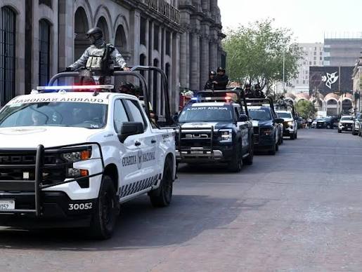 En el municipio de Toluca, #EdoMéx, la #GuardiaNacional realizó recorridos  preventivos de seguridad y de proximidad social, con el objeto de conocer  las necesidades en materia de seguridad. Con estas acciones estrechamos