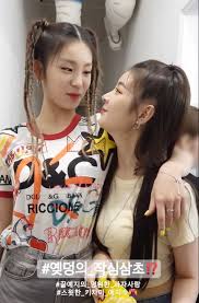 Lia lived in toronto, canada for three years while she was in elementary school. Yeji Lia Itzy College Pictures Korean Girl