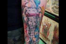 Watercolor tattoos are showing up on many people's bodies, but how exactly do tattoo artists master the watercolor technique? Das Solltest Du Wissen Bevor Du Dir Ein Watercolor Tattoo Stechen Lasst Tattoo Netzwerk