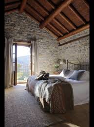 Situada en un bello rincón muy cerca del pirineo aragonés. Pin By Pedro Bordaberry On Home Inspiration Bedroom Decor Design Italian Bedroom Rustic Italian Decor