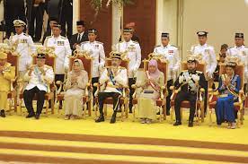 Agong majlis pemakaian pangkat kdymm pemangku raja dan yam tengku panglima raja. Galeri Anugerah Perkhidmatan Cemerlang Album Istiadat Pertabalan Kebawah Duli Yang Maha Mulia Seri Paduka Baginda Yang Di Pertuan Agong Xv Sultan Muhammad V Di Balairung Seri Istana Negara Image Istiadat