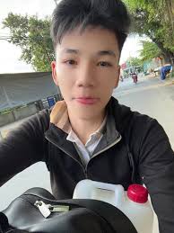 Cầm Can Xăng: Nỗi Lo Của Lòng Tin