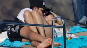 Danna paola fue captada junto a un ex participante de la voz por lo que se rumora que este joven podría ser su novio. Danna Paola Coqueteos Arrumacos Y Besos Con Alex Hoyer Corazon