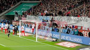 Fc köln und schalke 04 (1:0) haben fans vor schon beim eintreffen der mannschaftsbusse hätten einige fans pyrotechnik gezündet, wie der. Fan Protest Gegen Hopp Trubt Die Bilder Des Fc Sieges Geissblog Koeln