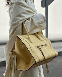 Когда в 2011 году Фиби Файло представила сумку Celine Phantom (младшую  сестру культовой модели Luggage), спрос настолько превысил предложение, что  для клиентов создали лист ожидания 📝 Если вы решите заполучить в свою