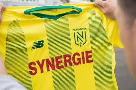23:31 annonces foot du jour : Les Supporters Du Fc Nantes Mecontents Du Nouveau Maillot Et Du Nouveau Logo L Equipe