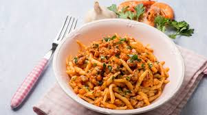 Gnocchi di patate, ragout alla bolognese (passata di pomodoro, polpa di bovino adulto, spalla di maiale, fondo di verdure, cipolla, carote, sedano, olio di semi di girasole, olio extravergine di oliva), vino rosso, olio extravergine di oliva, olio di semi di girasole. Ragu Di Pesce 11 Alternative Per Portare Il Mare In Tavola