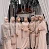 39 model outfit baju bridesmaid berhijab gaya selebgram 2019 baju bridesmaid dengan desain cantik untuk wanita muslimah desain modern sampai dengan pasangan hijab yang kiranya pas kalian gunakan tentu saja harus membutuhkan persiapan yang matang dan jauh hari dimana harus mengikuti warna gaun yang akan dikenakan oleh pengantin sehingga kesan. Https Encrypted Tbn0 Gstatic Com Images Q Tbn And9gcruhsvmc9wzenemfdthbzyk2xru7aehju9oeicdtb0 Usqp Cau