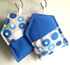 Coppia Di Presine Sweet Home In Tessuto Bolle Colore Blu Di Persia Con Tasca Per Una Presa Sicura E Protetta Fatto A M Kitchen Gift Blue Fabric Best Gifts