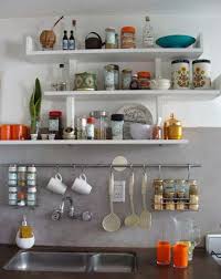 10 Disenos De Cocinas Sin Muebles Altos Repisas De Cocina Decoracion De Cocina Alacenas De Cocina