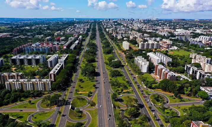 Pessoas pretas receberam 80% menos do que brancas no DF em 2024, aponta IBGE | Brasil de Fato