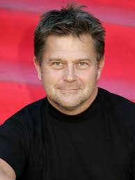 En effet, jimmy redler prête régulièrement sa voix à shia suite au décès de sa femme delphine hallier en 2011, thierry redler tombe en dépression. Thierry Redler Allocine