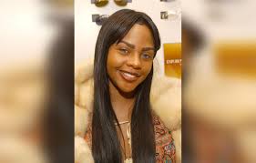 Channelling her very own take on donatella versace's iconic blonde hair, lil' kim added the iconic medusa head print down her hair and cropped bangs. Shocking Transformation Lil Kim Looks Unrecognizable In Jaw Dropping Photos