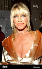 Suzanne Somers (wearing a dress designed by her daughter) Aviva Family and  Children's Services honors Suzanne Somers and Jade Stock Photo