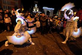 Un spectacle en avant première et la fabuleuse odeur des marrons chauds vous plongeront dans la féérie. Les Coulisses De La 20eme Fete De L Hiver D Oyonnax Haut Bugey Tourisme