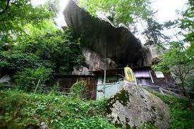 Schitul sihla este asezat la 6 km de manastirea sihastria (de care apartine din punct de vedere administrativ) si este aflat pe drumul forestier ce leaga satul agapia de manastirile sihastria si secu, manastirea de la sihla este un important punct de pelerinaj religios, in special datorita sfintei teodora. Sfanta Teodora De La Sihla Fotos Facebook