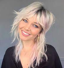 Ecco i tagli di capelli medi scalati e sfilati mossi di demetrius, pieni di sfumature, e le chiome sensuali e ribelli . Tagli Capelli Medi Scalati Sfilati Inverno 2021 Capelli Lunghi Molto Scalati Tagli Capelli Medio Lunghi Scalati Tagli Di Capelli