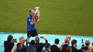 In oktober 2006 verlengde chiellini zijn contract bij juventus tot 2011. Nach Em Sieg Gegen England Giorgio Chiellini Nimmt Pokal Mit Ins Bett Eurosport