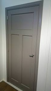 Paneeldeur In Taupe Ook De Kozijnen Mooie Eyecatcher Paneeldeur Binnendeuren Deur Verven