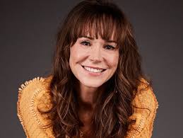 Emily :: “Fiz esse filme pensando nas mulheres mais jovens, ainda tentando  descobrir quem são de verdade”, revela a diretora Frances O'Connor