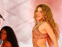 VIDEO: Shakira sufrió aparatosa caída durante su show en Canadá y así  reaccionó | Actualidad | LOS40 Colombia