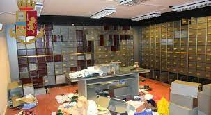 Tutte le informazioni su banca nazionale del lavoro s.p.a. Maxi Furto Al Caveau Della Bnl Di Lecce Quattro Arresti Una Bottiglia Di Vino E Una Sacca Di Urine Ecco Come Sono Stati Incastrati