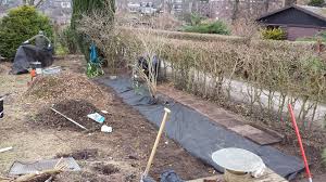 Junge pflanzen im frühjahr können mit einem vlies abgedeckt werden zum schutz vor möglichem nachtfrost. 3 Arbeitswochenende Vlies Gegen Unkraut Verlegen Und Mit Schredder Abdecken Schrebergarten Alsterlauf Hamburg