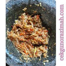 Tumbuk kasar ikan bilis bersama cili dan bawang 4. Sambal Bilis Tumbuk Berasap Cikgu Norazimah