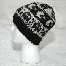 Den kan også justeres i lengden så den passer til ulike hoder med og uten lue. Pacman Lue Til Herre Oppskrift Majas Hobbykrok Strikkeklaer Knitting Pattern Knit Hat