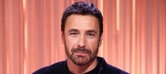 Altro che don Matteo. Messaggi e ricatti: il gossip su Raoul Bova infiamma  l'estate