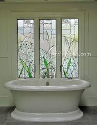 Badezimmer Fenster Glas Konstruktionen Haus In 2020 Badezimmer Ohne Fenster Buntglasfenster Fenster