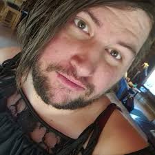 Can we agree that everyone needs a pizza pocket in their hoodie? 🍕