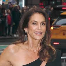 Znate li čija je ovo kći? Strastveni poljupci sa starijim glumcem zasjenili  su i njezino golišavo izdanje