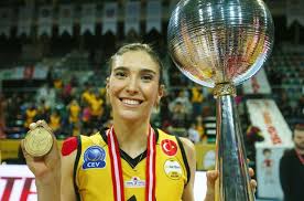 A, genç ve yıldız milli takımlarında da yer alan naz aydemir, 2007 dünya yıldız kızlar voleybol şampiyonası'nda gümüş madalya alarak türkiye'de yine bir ilki. Naz Aydemir Akyol Tarihin En Iyi 100 Oyuncusu Listesinde