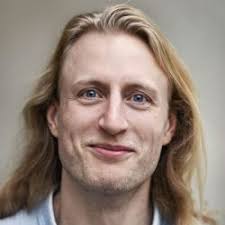 Irina søger Klaverundervisning nær København S eller online